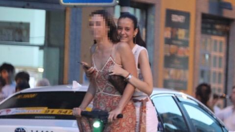 Victoria en patinete eléctrico junto a una amiga
