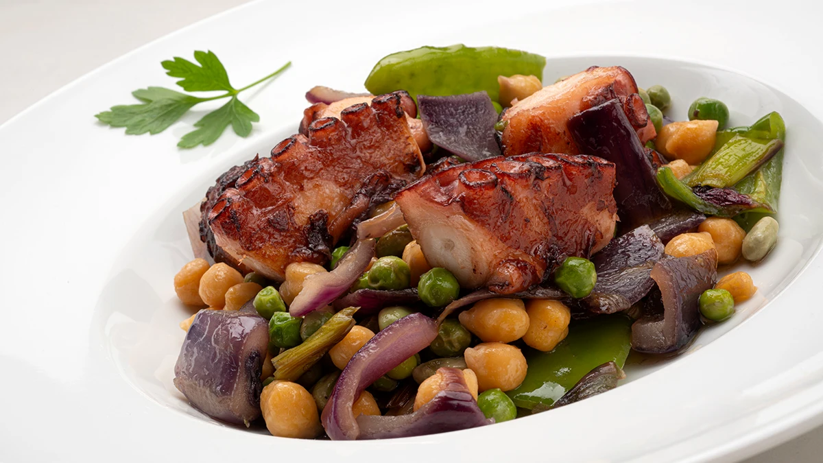 Argui&ntilde;ano: salteado de pulpo con verduras y garbanzos
