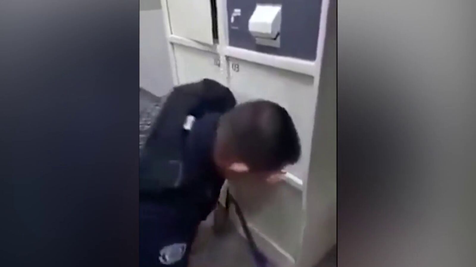 Vídeo: La Policía rescata a un niño de 4 años de una taquilla en la que se había metido jugando con su hermano