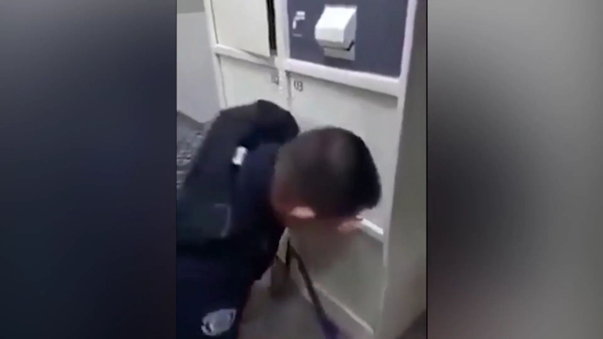El momento del rescate del menor atrapado El momento del rescate del menor atrapado