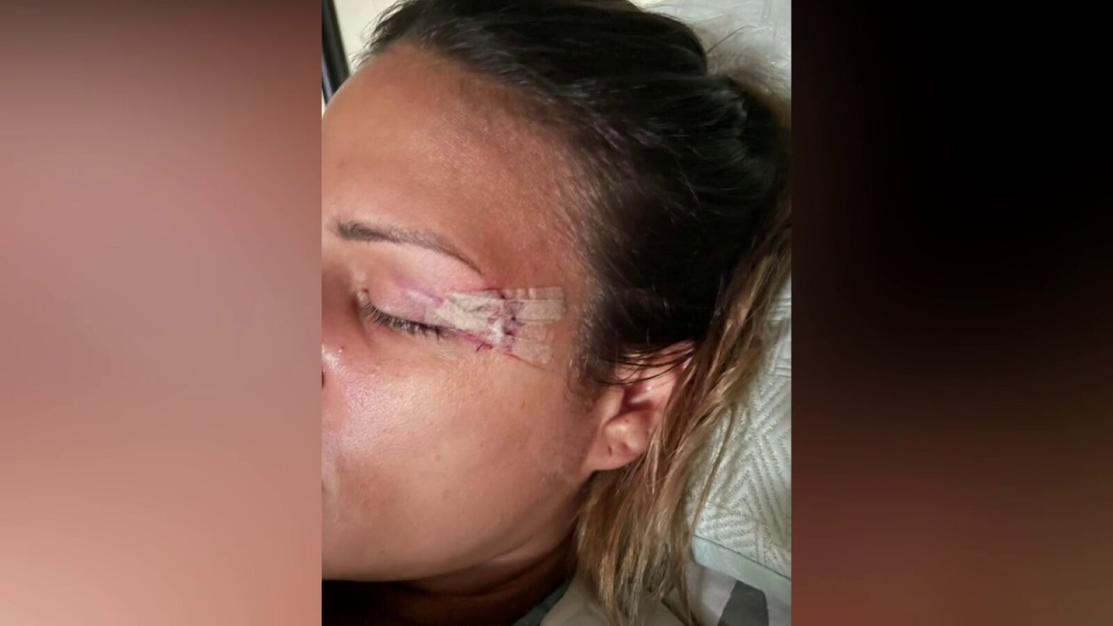 Buscan al conductor de una furgoneta azul que embistió a una mujer que iba en moto y se dio a la fuga en Cádiz 