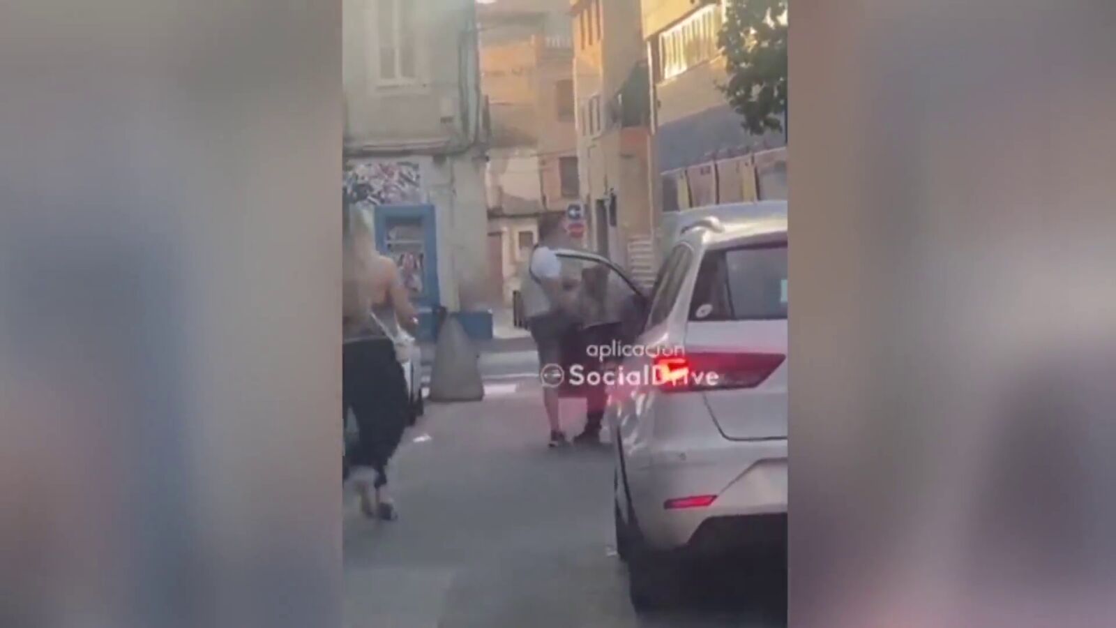 Investigan a un policía por estas imágenes en las que apunta con su pistola a un hombre en una pelea en Barcelona