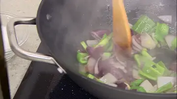 Añade las verduras al wok