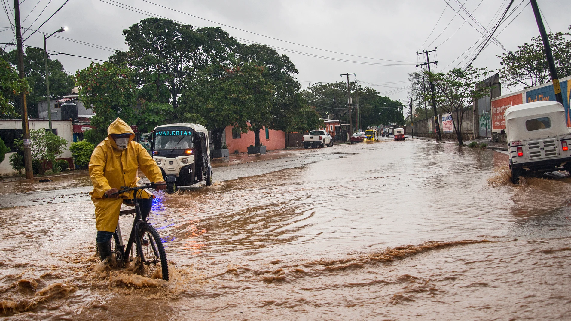 Avenida inundada en Tehuantepec, Oaxaca (México).
