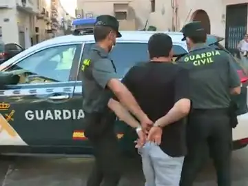 La Guardia Civil con el detenido por el atropello en Canals