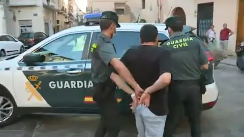 La Guardia Civil con el detenido por el atropello en Canals La Guardia Civil con el detenido por el atropello en Canals