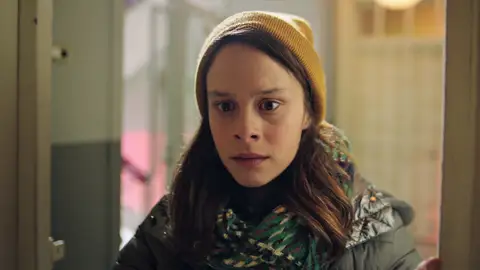 Neriman huye de su familia al descubrir que tenía una hermana gemela y que murió cuando era un bebé Neriman huye de su familia al descubrir que tenía una hermana gemela y que murió cuando era un bebé