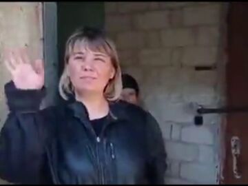 Mujer ucraniana saluda a cámara cuando le cae una bomba