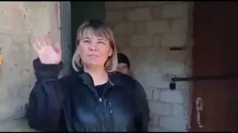 Mujer ucraniana saluda a cámara cuando le cae una bomba Mujer ucraniana saluda a cámara cuando le cae una bomba