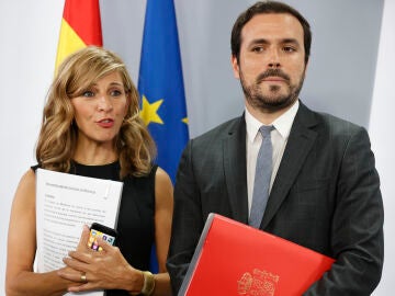  La vicepresidenta segunda y ministra de Trabajo y Economía Social, Yolanda Díaz, y el ministro de Consumo, Alberto Garzón