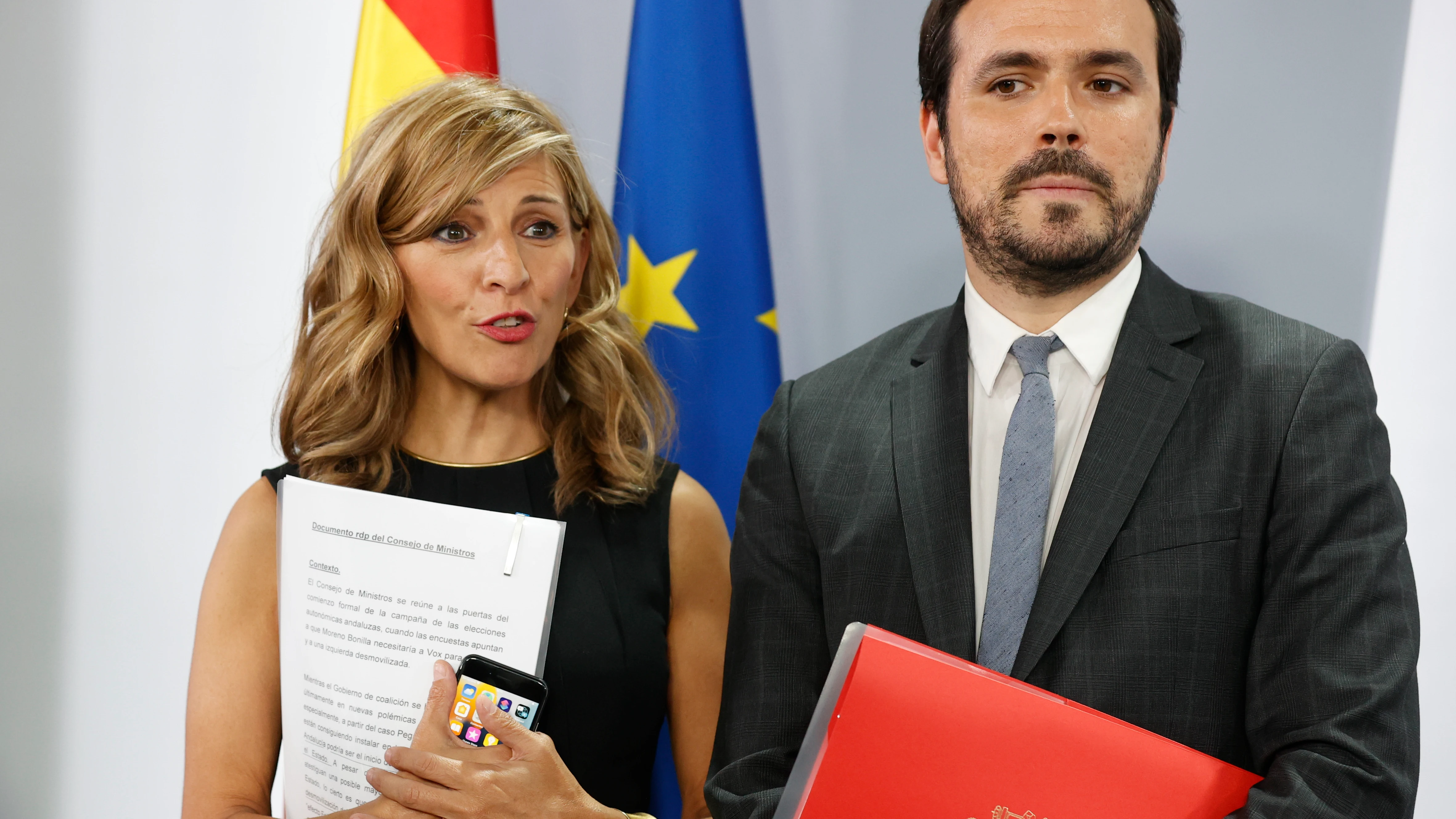  La vicepresidenta segunda y ministra de Trabajo y Econom&iacute;a Social, Yolanda D&iacute;az, y el ministro de Consumo, Alberto Garz&oacute;n
