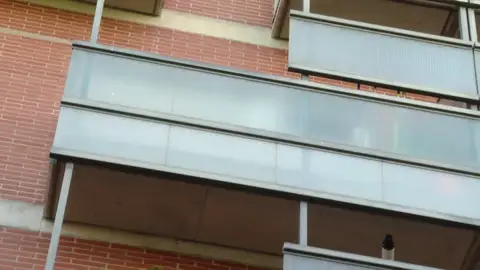 El balcón desde donde se tiró El balcón desde donde se tiró
