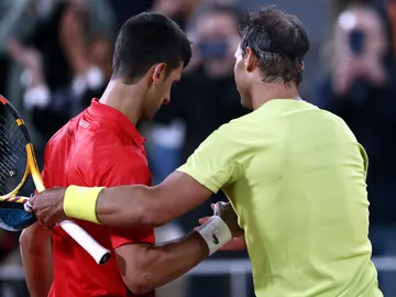 Novak Djokovic saluda a Nadal tras la victoria del español Novak Djokovic saluda a Nadal tras la victoria del español