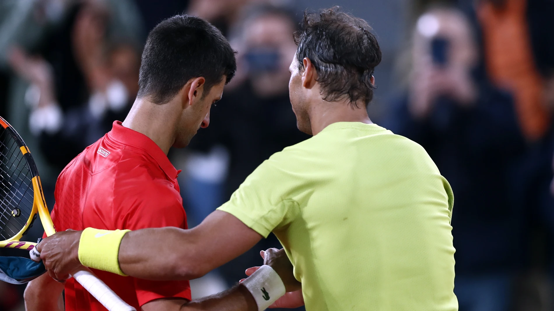 Novak Djokovic saluda a Nadal tras la victoria del español