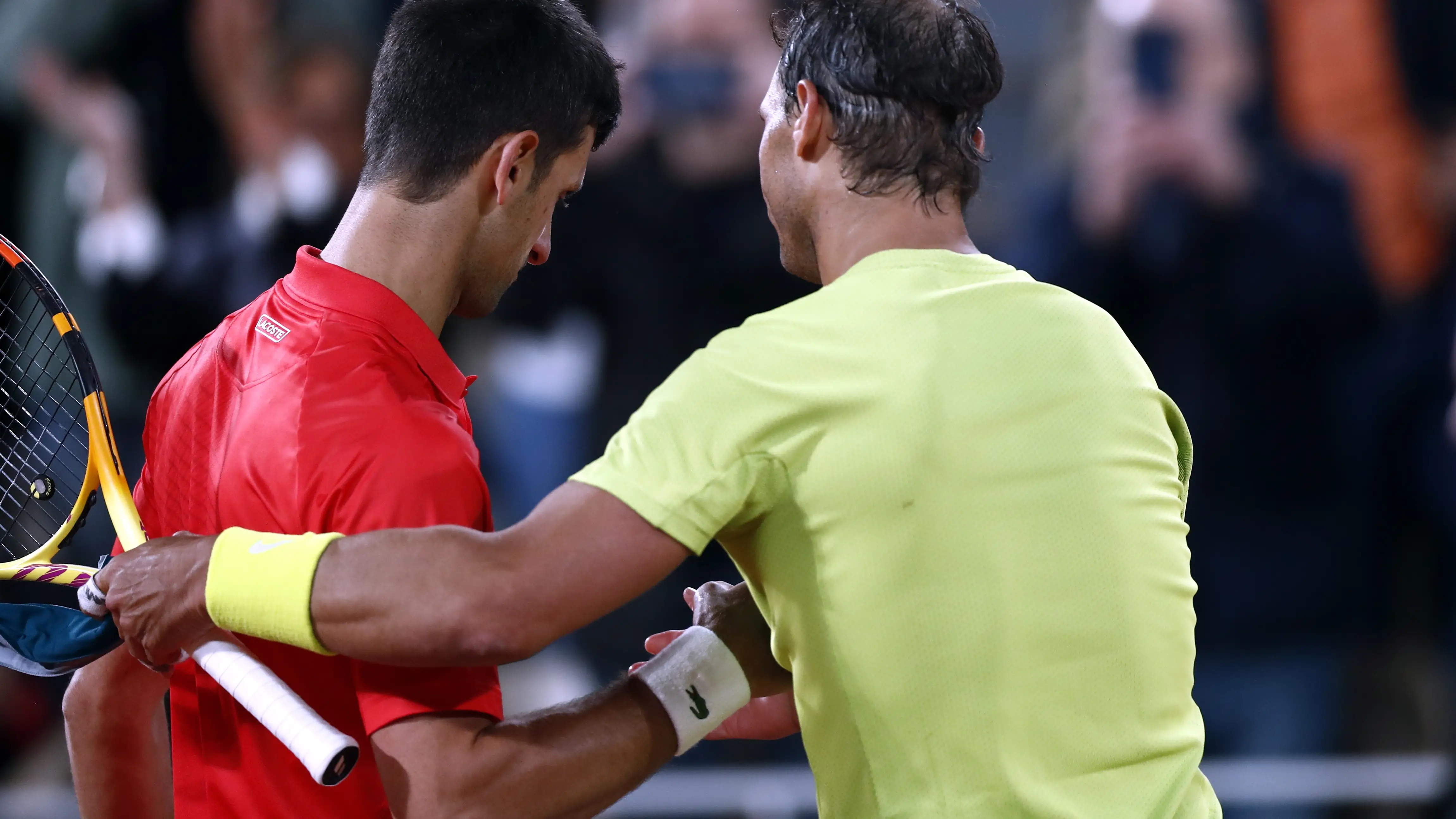 Novak Djokovic saluda a Nadal tras la victoria del español Novak Djokovic saluda a Nadal tras la victoria del español