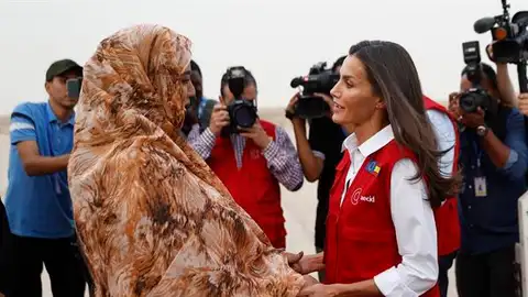 La reina Letizia conversa con la primera dama del país, Mariem Fadel Dah La reina Letizia conversa con la primera dama del país, Mariem Fadel Dah