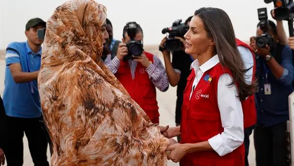 La reina Letizia conversa con la primera dama del país, Mariem Fadel Dah La reina Letizia conversa con la primera dama del país, Mariem Fadel Dah