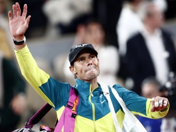 Nadal saluda al público de Roland Garros tras su victoria ante Djokovic