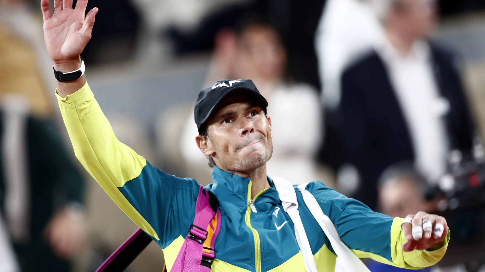 Nadal saluda al público de Roland Garros tras su victoria ante Djokovic