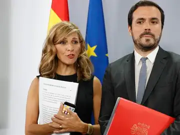 El documento que porta Yolanda Díaz mientras habla con Alberto Garzón