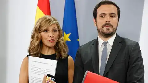 El documento que porta Yolanda Díaz mientras habla con Alberto Garzón El documento que porta Yolanda Díaz mientras habla con Alberto Garzón