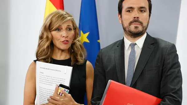 El documento que porta Yolanda Díaz mientras habla con Alberto Garzón El documento que porta Yolanda Díaz mientras habla con Alberto Garzón
