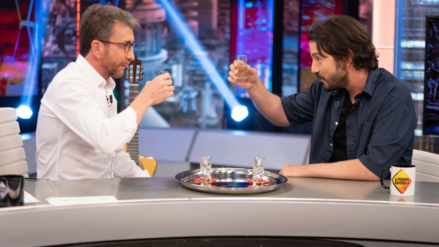 Pablo Motos y Diego Luna celebran su estancia en 'El Hormiguero 3.0'... ¡bebiendo tequila!