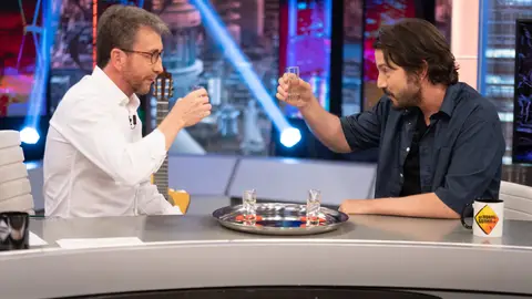 Pablo Motos y Diego Luna celebran su estancia en 'El Hormiguero 3.0'... ¡bebiendo tequila! Pablo Motos y Diego Luna celebran su estancia en 'El Hormiguero 3.0'... ¡bebiendo tequila!