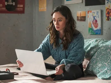 Alba descubre la colección de bragas de las víctimas de Jacobo Alba descubre la colección de bragas de las víctimas de Jacobo