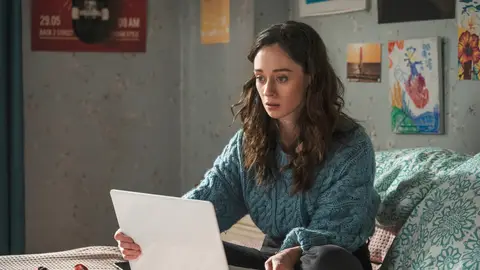 Alba descubre la colección de bragas de las víctimas de Jacobo Alba descubre la colección de bragas de las víctimas de Jacobo