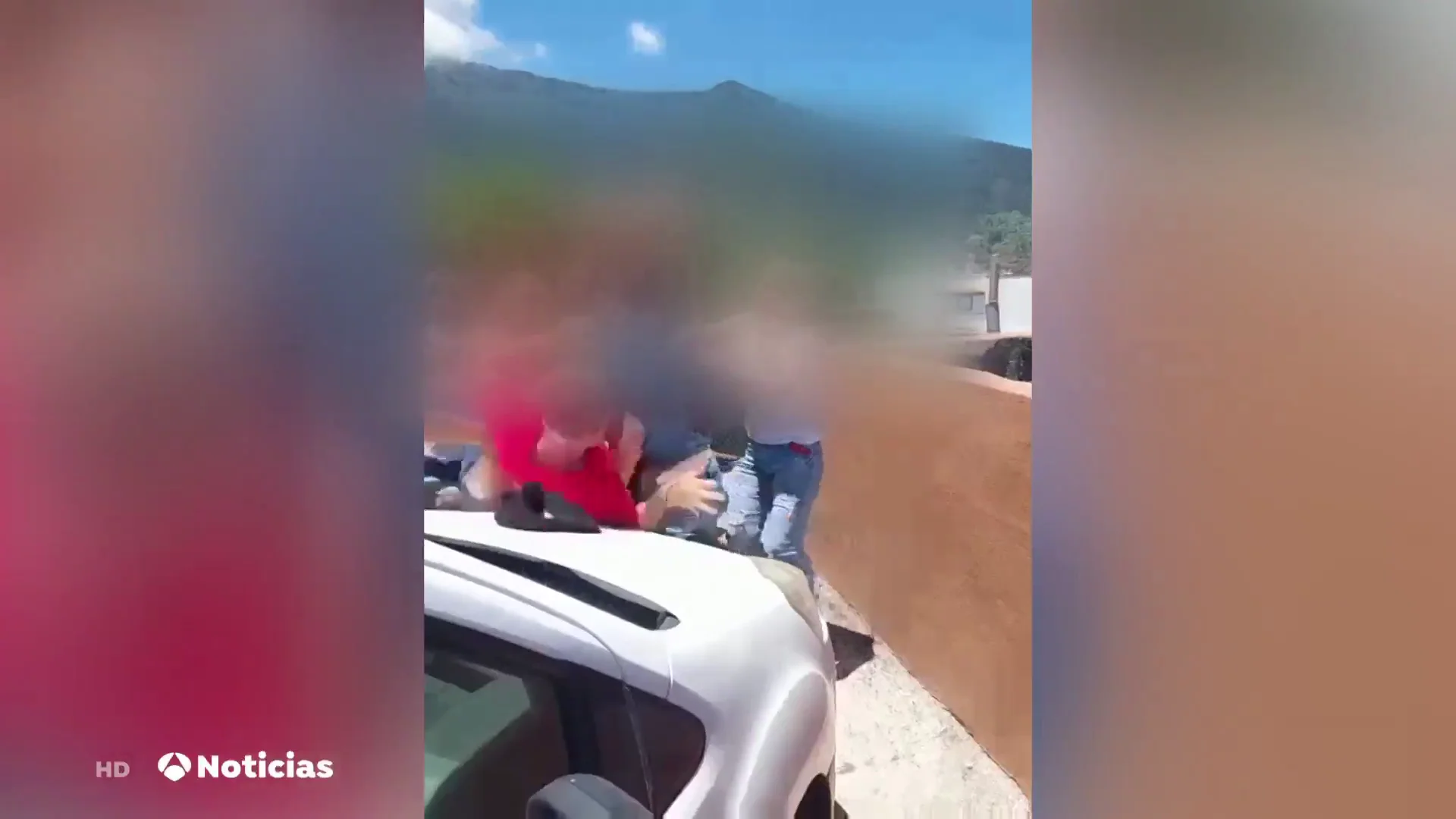 El v&iacute;deo de una pelea multitudinaria con pu&ntilde;etazos, patadas y empujones en un bar en Tenerife