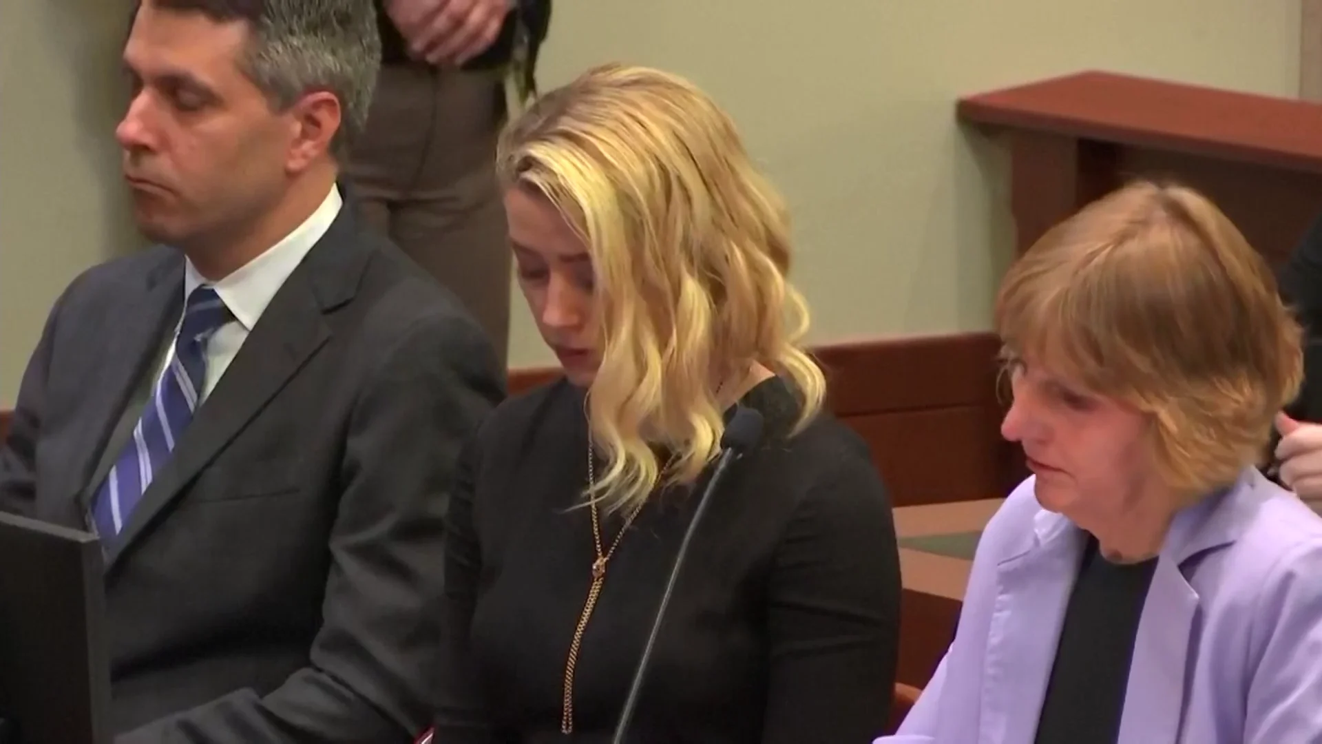 La reacci&oacute;n de Amber Heard tras escuchar el veredicto del jurado en el juicio contra Johnny Depp