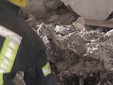 Bomberos ucranianos rescatan cuerpos de entre los cascotes en la planta 15 de un edificio en Járkov
