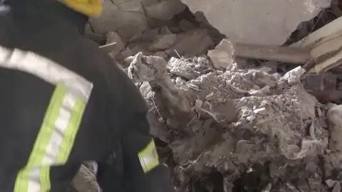 Bomberos ucranianos rescatan cuerpos de entre los cascotes en la planta 15 de un edificio en Járkov Bomberos ucranianos rescatan cuerpos de entre los cascotes en la planta 15 de un edificio en Járkov