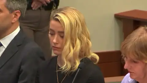 Amber Heard durante el veredicto Amber Heard durante el veredicto