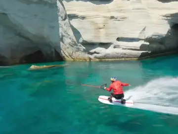 Nikolas Plytas practicando esquí acuático