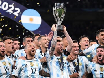 Leo Messi levanta el trofeo de la Finalissima en Wembley