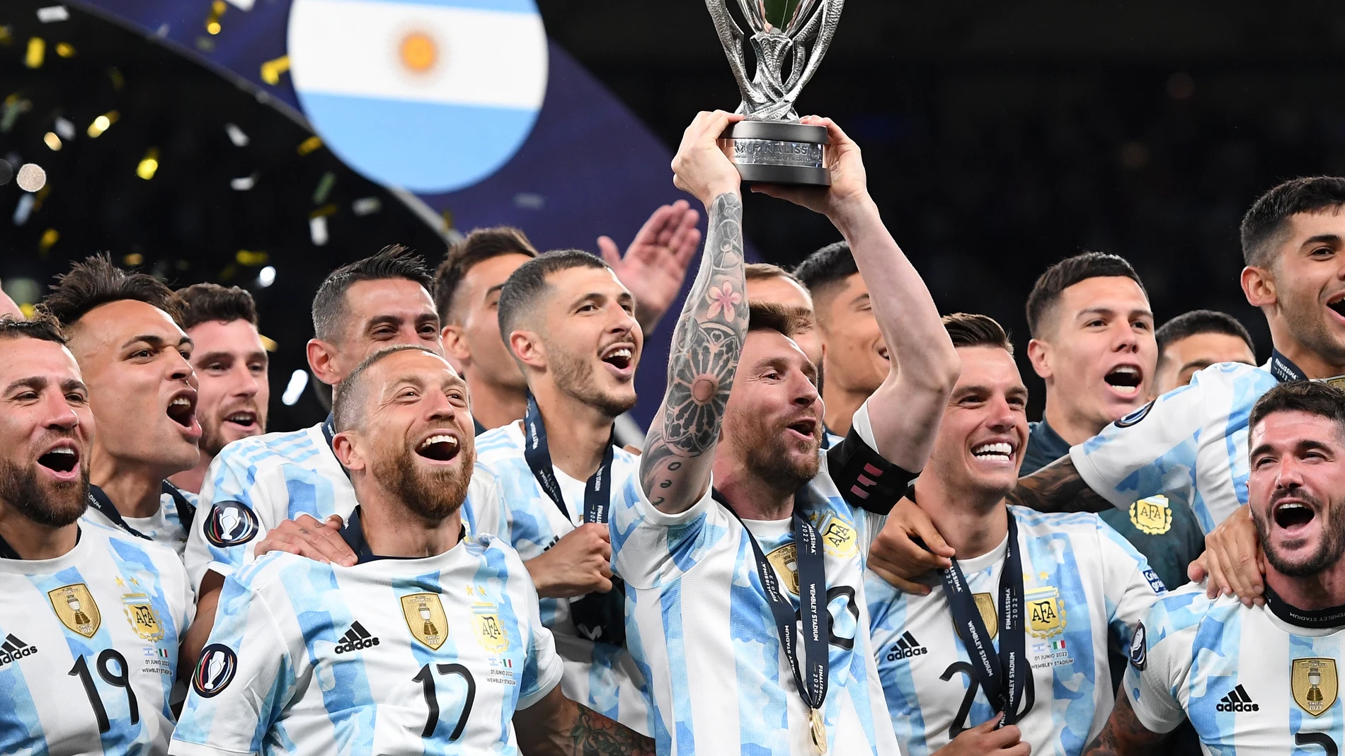 Leo Messi levanta el trofeo de la Finalissima en Wembley