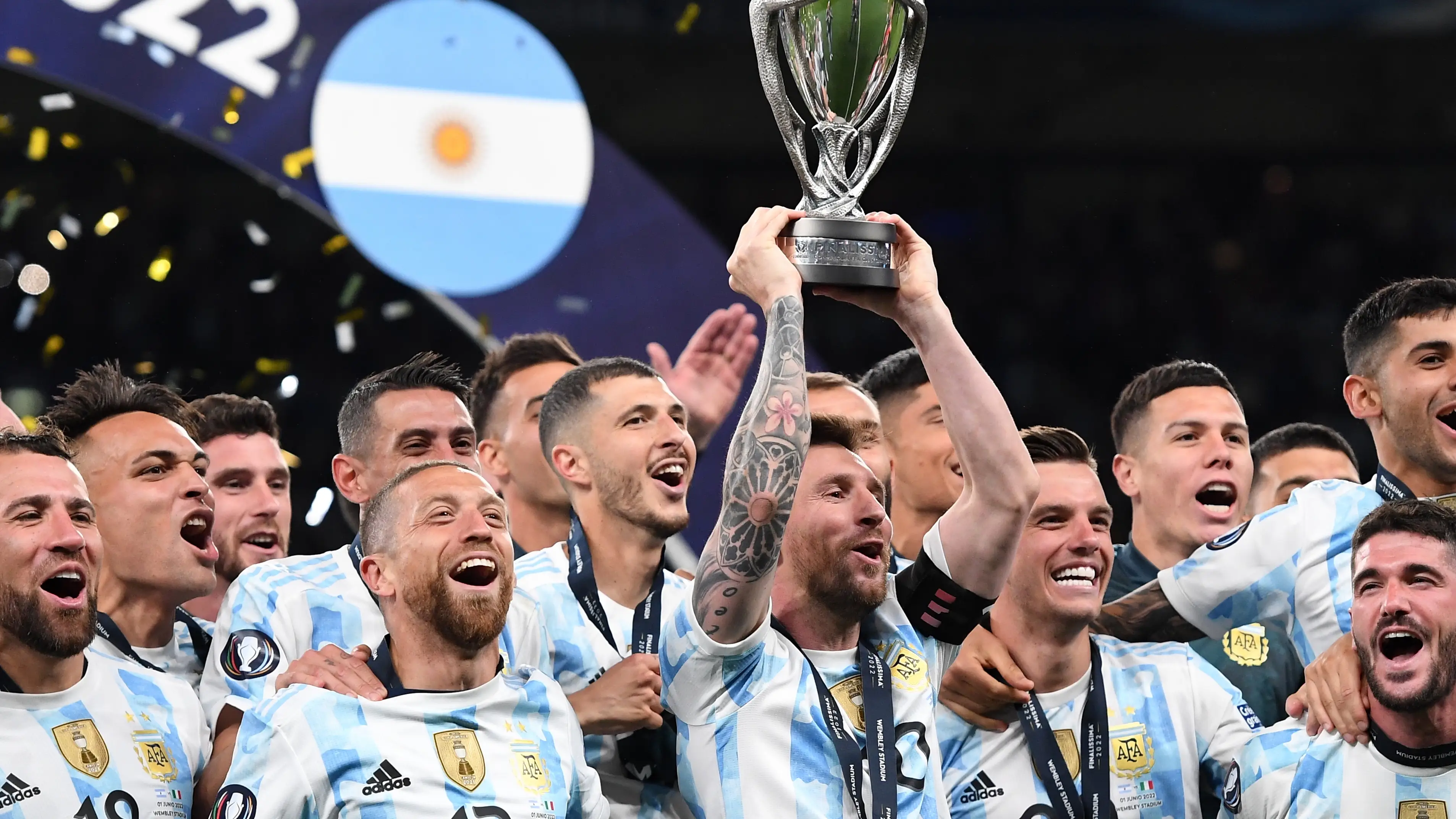 Leo Messi levanta el trofeo de la Finalissima en Wembley