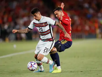 Joao Cancelo y Raúl de Tomás durante el partido entre España y Portugal de Nations League Joao Cancelo y Raúl de Tomás durante el partido entre España y Portugal de Nations League