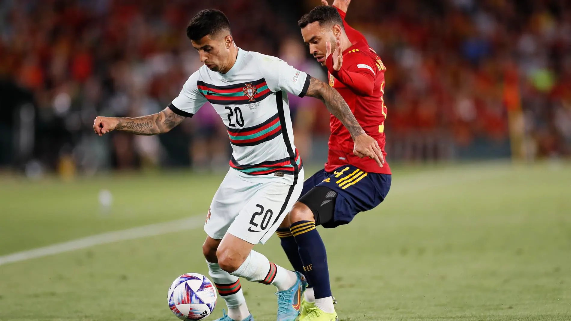 Joao Cancelo y Raúl de Tomás durante el partido entre España y Portugal de Nations League