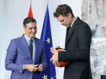El exjugador de baloncesto Pau Gasol firma este jueves un balón al presidente del Gobierno, Pedro Sánchez