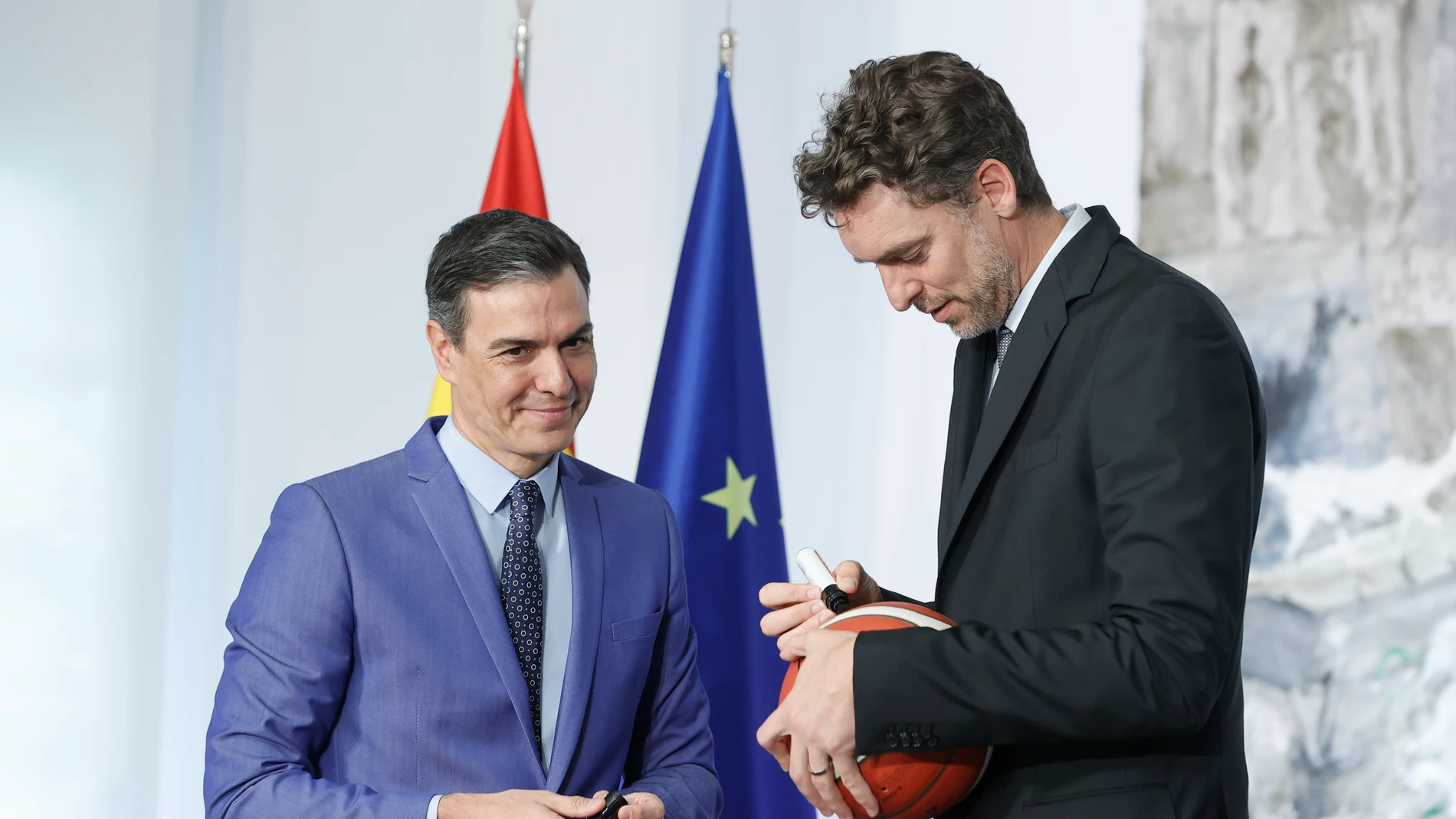 El exjugador de baloncesto Pau Gasol firma este jueves un balón al presidente del Gobierno, Pedro Sánchez