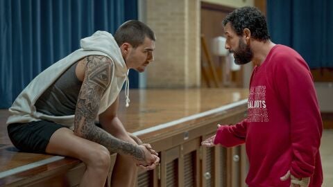 Juancho Hernangómez y Adam Sandler en 'Garra'