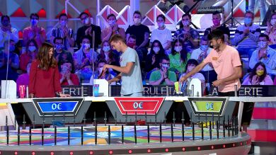 ¡Baile de gajos! Lalo, Álex y Esther se nutren de regalos en ‘La ruleta de la suerte’ 