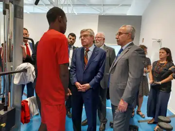 El presidente del COI, Thomas Bach, y el del COE, Alejandro Blanco, junto a un refugiado en el centro CEAR de Getafe El presidente del COI, Thomas Bach, y el del COE, Alejandro Blanco, junto a un refugiado en el centro CEAR de Getafe