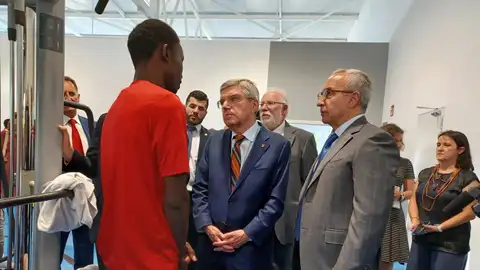 El presidente del COI, Thomas Bach, y el del COE, Alejandro Blanco, junto a un refugiado en el centro CEAR de Getafe El presidente del COI, Thomas Bach, y el del COE, Alejandro Blanco, junto a un refugiado en el centro CEAR de Getafe