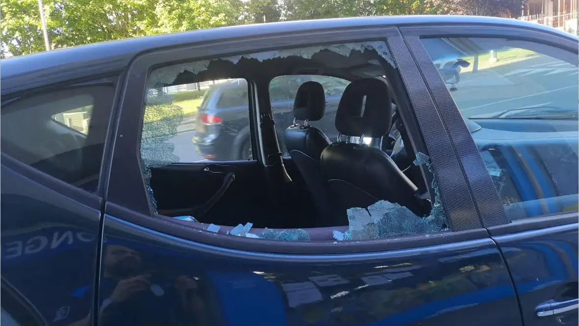 La ventanilla del coche rota La ventanilla del coche rota