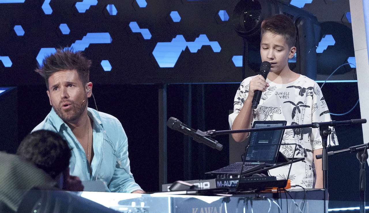 Pablo López anima a David Gil cantando a su lado ‘El patio’ en ‘La Voz Kids’