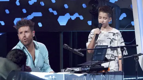 Pablo López anima a David Gil cantando a su lado ‘El patio’ en ‘La Voz Kids’ Pablo López anima a David Gil cantando a su lado ‘El patio’ en ‘La Voz Kids’